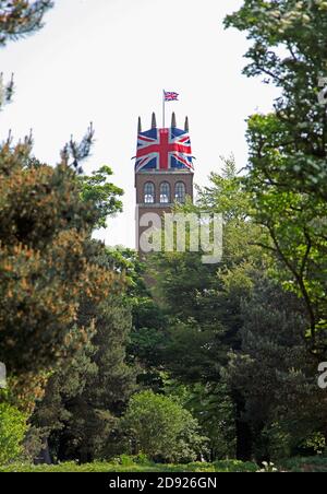 Faringdon Folly, durch Bäume spähend, mit der Spitze in die Unionsflagge gehüllt, um Prinz William und Kate's Hochzeit zu feiern 29 April 2011. Stockfoto