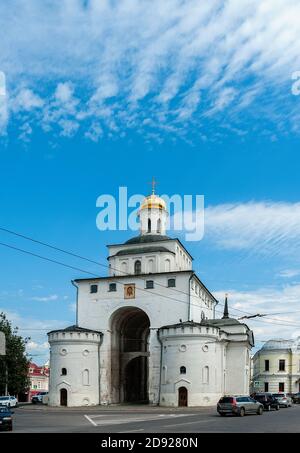 Wladimir, Russland, 28. Juli 2020. Goldenes Tor in Wladimir. Touristische Attraktionen der russischen Städte des Goldenen Rings Stockfoto