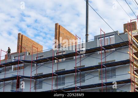 Irpin - Ukraine, Oktober - 15, 2020: Dachdecker arbeiten auf einem Hausdach für die Montage von Brettern für Metallschindeln. Stockfoto