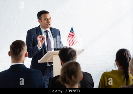 Serious indian Agitator im Gespräch mit den Wählern im Konferenzraum Stockfoto