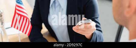 Teilansicht des Journalisten mit Diktafon interviewt Politiker während der Pressekonferenz auf verschwommenem Hintergrund, Banner Stockfoto