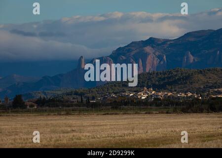 Biscarrues, Spanien - 15. Oktober 2020: Gesamtansicht der Stadt Biscarrues, Provinz Huesca, Vorpyrenäen Aragon. Im Hintergrund ein großer Berg Stockfoto