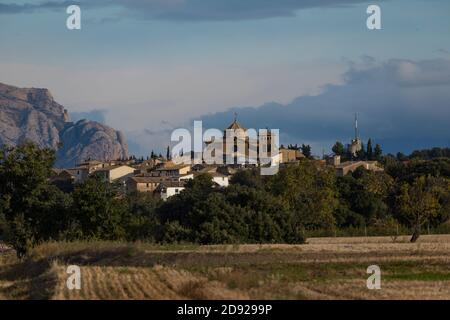 Biscarrues, Spanien - 15. Oktober 2020: Gesamtansicht der Stadt Biscarrues, Provinz Huesca, Vorpyrenäen Aragon. Im Hintergrund ein großer Berg Stockfoto