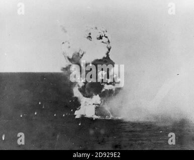 Kamikaze trifft USS Columbia (CL-56) am 6. Januar 1945 in Lingayen Gulf (NH 79450). Stockfoto