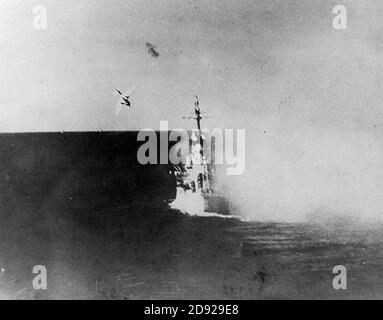 Kamikaze greift am 6. Januar 1945 (NH 79449) die USS Columbia (CL-56) im Golf von Lingayen an. Stockfoto