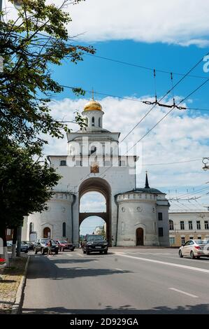 Wladimir, Russland, 28. Juli 2020. Goldenes Tor in Wladimir. Touristische Attraktionen der russischen Städte des Goldenen Rings Stockfoto