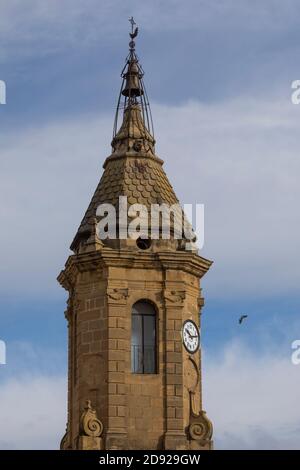 Ayerbe, Spanien - 15. Oktober 2020: Ayerbe Uhrturm und Glockenturm, in gotischem und barockem Stil, auf der Plaza de Ramon y Cajal, in der Nähe des Palas Stockfoto