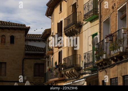 Ayerbe, Spanien - 15. Oktober 2020: Malerische Balkone, Fassaden und Häuser auf der Plaza Ramon y Cajal, Ayerbe, Huesca. Stockfoto