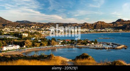 Panorama der Umgebung des Faliraki Resorts auf Rhodos - das Meer, der Strand und die umliegenden Hügel Stockfoto