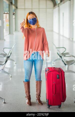 Reisender posiert und Daumen nach oben für die Kamera Stockfoto
