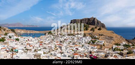 Rhodos, Griechenland-Panoramablick auf Lindos, Stadt, Festung und Akropolis. Stockfoto