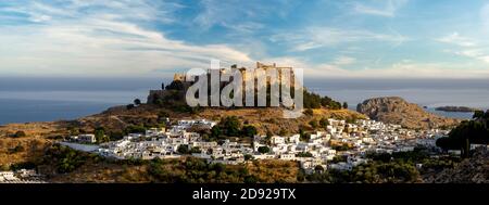 Panoramablick auf Lindos - Dorf, Festung und Akropolis, Rhodos, Griechenland Stockfoto