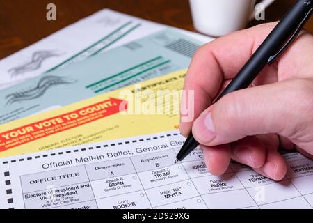 Hand halten Stift, Vorbereitung auf die offizielle Mail-in Stimmzettel für 2020 US-Parlamentswahlen ausfüllen. Stockfoto