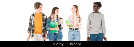 Panoramaaufnahme von lächelnden multiethnischen Teenagern mit Büchern und Kaffee Isoliert auf Weiß gehen Stockfoto