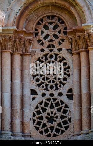 Ermita de Santa Coloma, Fenster in einem halbrunden Bogen, Albendiego, Provinz Guadalajara, Spanien Stockfoto