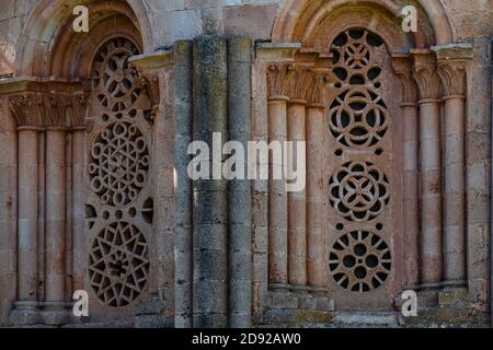 Ermita de Santa Coloma, Fenster in einem halbrunden Bogen, Albendiego, Provinz Guadalajara, Spanien Stockfoto