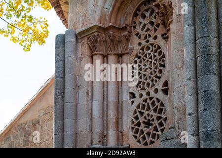 Ermita de Santa Coloma, Fenster in einem halbrunden Bogen, Albendiego, Provinz Guadalajara, Spanien Stockfoto