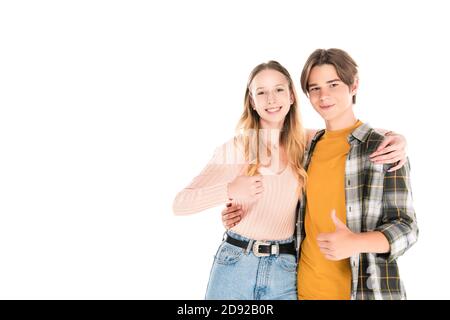 Lächelnde Teenager umarmen und zeigen wie isoliert auf weiß Stockfoto