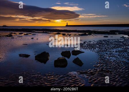 Wintersonnenaufgang, Englands nördlichster Leuchtturm am Pier bei Berwick upon Tweed Stockfoto