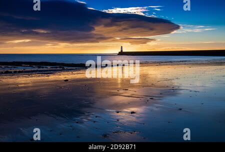 Wintersonnenaufgang, Englands nördlichster Leuchtturm am Pier bei Berwick upon Tweed Stockfoto