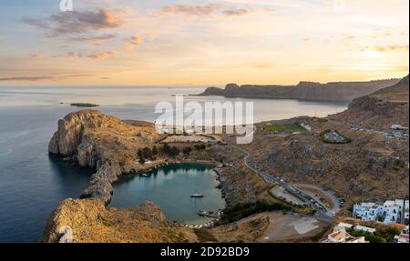 Blick auf Lindos Dorf und Mittelmeer von der Akropolis von Lindos .Rhodos, Griechenland. Stockfoto