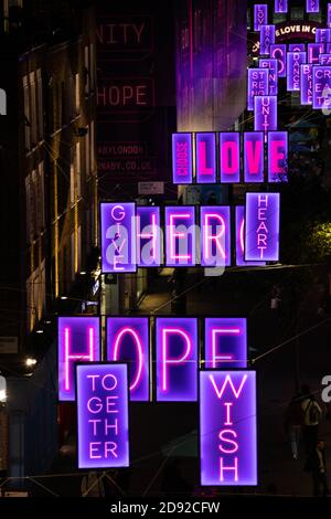 REDAKTIONELLE VERWENDUNG NUR die diesjährige Weihnachtsinstallation Carnaby trägt den Titel Choose Love in Carnaby und ist in Zusammenarbeit mit Charity Choose Love. Eine Reihe von rosa Neon-Leuchtkästen sind die Länge der Carnaby Street, die ergreifende Worte der Hoffnung strahlen ausgesetzt. Die Worte zollen der Stärke und dem Mut der Londoner und des gesamten Vereinigten Königreichs Tribut. Andere Worte der Ermächtigung umfassen glauben, heilen, mutig, Traum, Glauben, zusammen und Familie. Stockfoto