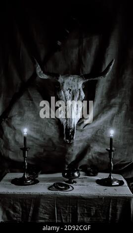 Altar für satanische Rituale, Zauberei, Okkultismus und Sekte Stockfoto