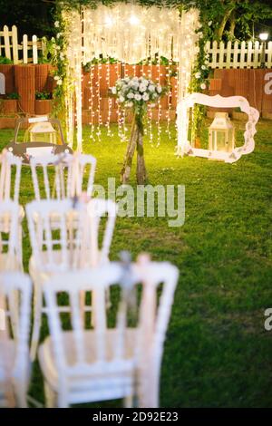 Dekorierter Hochzeitsbogen. Hochzeitszeremonie im Wald. Stockfoto