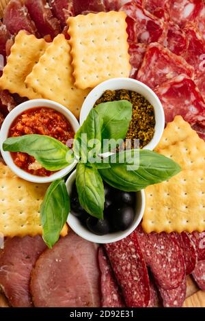 Verschiedene Fleisch und Schinken auf einem Holzteller geschnitten Stockfoto