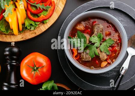 Traditionelle georgische Suppe Kharcho mit Fleisch und Reis Stockfoto