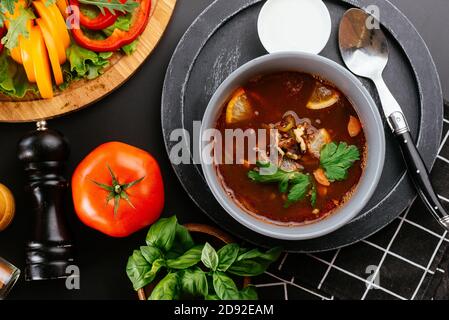 Traditionelle georgische Suppe Kharcho mit Fleisch und Reis Stockfoto