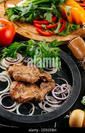 Traditionelle georgische Gericht Schischke Kebab oder Schaschlik, gegrilltes Schweinefleisch serviert mit geschmorten Auberginen, Pfeffer und Tomaten. Stockfoto