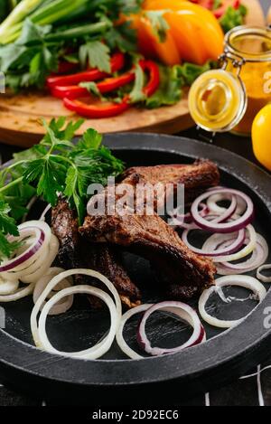 Traditionelle georgische Gericht Schischke Kebab oder Schaschlik, gegrilltes Schweinefleisch serviert mit geschmorten Auberginen, Pfeffer und Tomaten. Stockfoto
