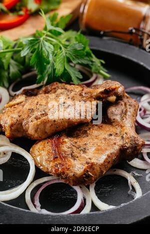 Traditionelle georgische Gericht Schischke Kebab oder Schaschlik, gegrilltes Schweinefleisch serviert mit geschmorten Auberginen, Pfeffer und Tomaten. Stockfoto