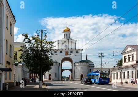 Wladimir, Russland, 28. Juli 2020. Goldenes Tor in Wladimir. Touristische Attraktionen der russischen Städte des Goldenen Rings Stockfoto