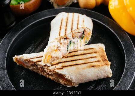 Weibliche Hände mit leckeren Döner Kebab Stockfoto