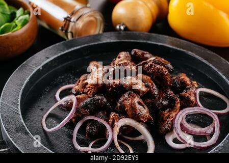Traditionelle georgische Gericht Schischke Kebab oder Schaschlik, gegrilltes Schweinefleisch serviert mit geschmorten Auberginen, Pfeffer und Tomaten. Stockfoto