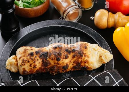 Weibliche Hände mit leckeren Döner Kebab Stockfoto