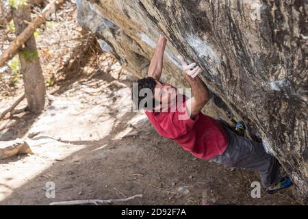 Male Rock Kletterer Bouldern auf steilen Felsen außerhalb in Colorado rocky mountains Stockfoto