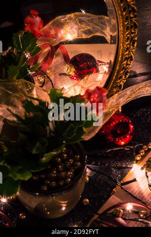 Weihnachten Stillleben einer roten Weihnachtskugel Reflexion in Ein goldgerahmter Spiegel Stockfoto