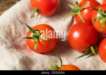 Raw roten Bio Kirschtomaten bereit zu Essen Stockfoto