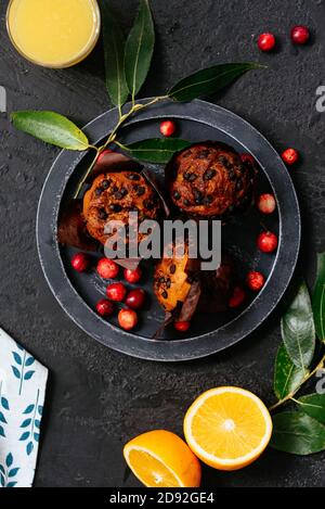 Schokoladen-Cupcakes mit Preiselbeeren auf dunklem Hintergrund Stockfoto