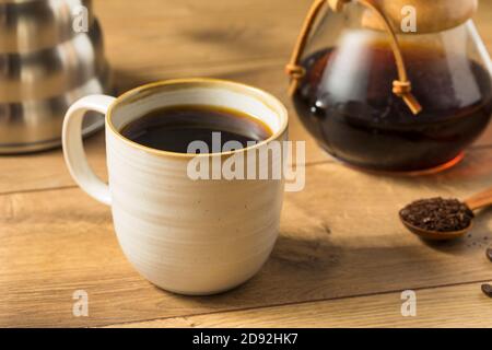 Hausgemachte Pour über Kaffee bereit zu trinken Stockfoto