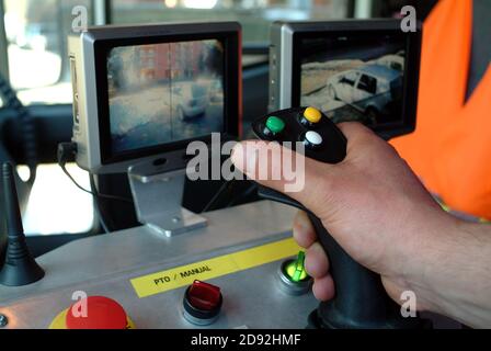 Männliche Hand manövrieren einen Joystick mit ferngesteuerten Kameras Stockfoto