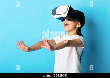 Kleine asiatische Mädchen tragen Virtual Reality Brille im Studio Stockfoto