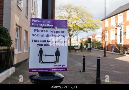 Windsor, Berkshire, Großbritannien. November 2020. Ein Coviid-19 'Bitte respektieren Sie soziale Distanzierung' Zeichen in Windsor. Quelle: Maureen McLean/Alamy Stockfoto