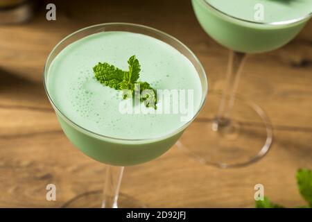 Gefrorener Cocktail aus Minze Grasshopper mit Creme de Cacao Stockfoto