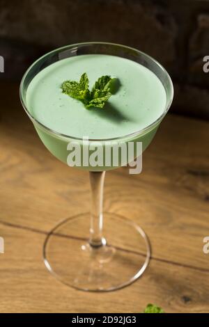 Gefrorener Cocktail aus Minze Grasshopper mit Creme de Cacao Stockfoto