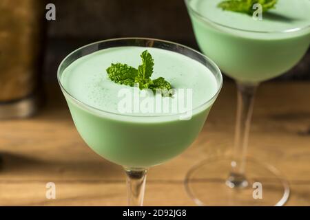 Gefrorener Cocktail aus Minze Grasshopper mit Creme de Cacao Stockfoto