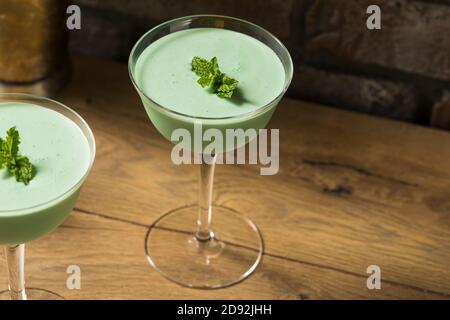 Gefrorener Cocktail aus Minze Grasshopper mit Creme de Cacao Stockfoto